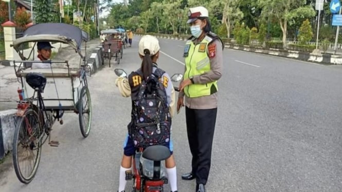 Polisi tegur pelajar yang menggunakan sepeda listrik