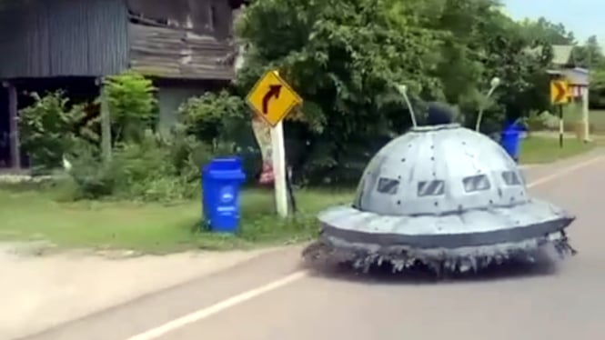 VIVA Otomotif: Penampakan UFO melintas di jalan raya