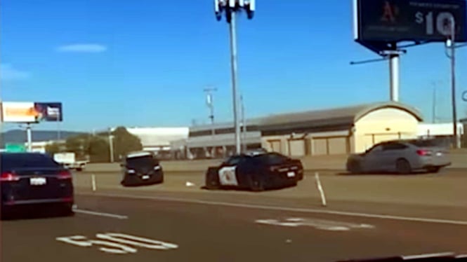 VIVA Otomotif: Mobil polisi yang menangani wanita bawa senjata di California